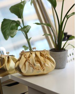 Kadın Gold  Metalik Bohça Formlu Zincir Detaylı Çanta