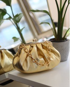 Kadın Gold Metalik Bohça Formlu Zincir Detaylı Çanta Kadın Gold Metalik Bohça Formlu Zincir Detaylı Çanta