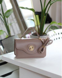 Kadın Vizon Gold Oval Toka Detaylı Yumuşak Deri El Omuz Çantası Kadın Vizon Gold Oval Toka Detaylı Yumuşak Deri El Omuz Çantası