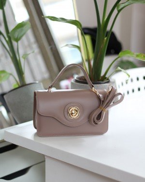 Kadın Vizon Gold Oval Toka Detaylı Yumuşak Deri El Omuz Çantası Kadın Vizon Gold Oval Toka Detaylı Yumuşak Deri El Omuz Çantası