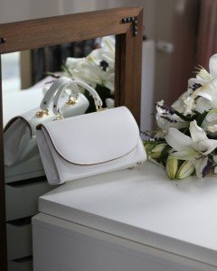 Kadın Beyaz Oval Kapak Detaylı Askılı Omuz Çantası Kadın Beyaz Oval Kapak Detaylı Askılı Omuz Çantası