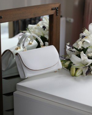 Kadın Beyaz Oval Kapak Detaylı Askılı Omuz Çantası Kadın Beyaz Oval Kapak Detaylı Askılı Omuz Çantası