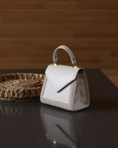 Kadın Krem Peluş Kapak Detaylı El ve Omuz Çantası Kadın Krem Peluş Kapak Detaylı El ve Omuz Çantası