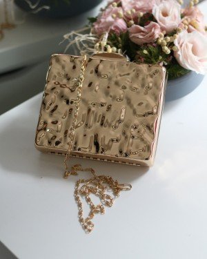 Kadın Gold Metal Gece Zincirli Abiye Çantası Kadın Gold Metal Gece Zincirli Abiye Çantası