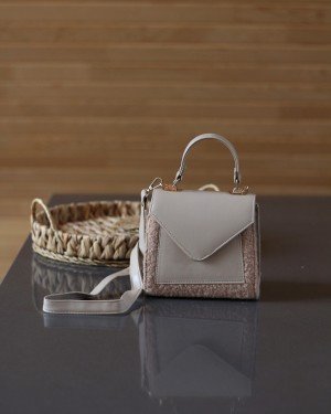 Kadın Vizon Peluş Kapak Detaylı El ve Omuz Çantası Kadın Vizon Peluş Kapak Detaylı El ve Omuz Çantası