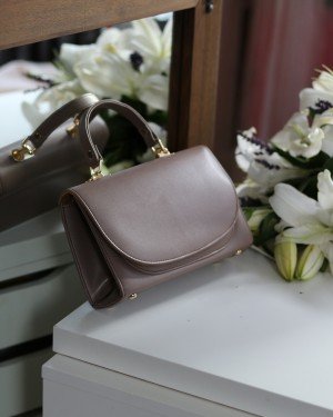 Kadın Vizon Oval Kapak Detaylı Askılı Omuz Çantası Kadın Vizon Oval Kapak Detaylı Askılı Omuz Çantası