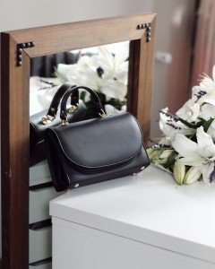 Kadın Siyah Oval Kapak Detaylı Askılı Omuz Çantası Kadın Siyah Oval Kapak Detaylı Askılı Omuz Çantası