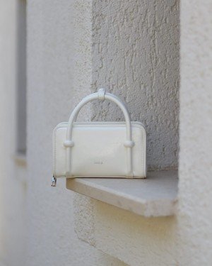 Kadın Beyaz Eskitme Dokulu Maskot Detaylı El ve Omuz Çantası Kadın Beyaz Eskitme Dokulu Maskot Detaylı El ve Omuz Çantası