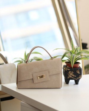 Kadın Bej Yamuk Form Gold Toka Detaylı Omuz Çantası