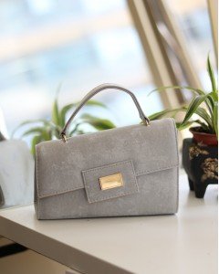 Kadın Gri Yamuk Form Gold Toka Detaylı Omuz Çantası Kadın Gri Yamuk Form Gold Toka Detaylı Omuz Çantası