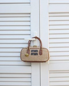 Kadın Camel Hasır Doku Çift Kulp Maskotlu Omuz Çantası