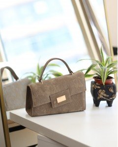 Kadın Vizon Yamuk Form Gold Toka Detaylı Omuz Çantası Kadın Vizon Yamuk Form Gold Toka Detaylı Omuz Çantası