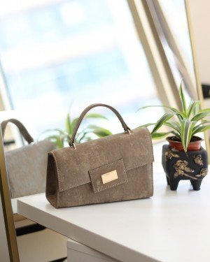 Kadın Vizon Yamuk Form Gold Toka Detaylı Omuz Çantası Kadın Vizon Yamuk Form Gold Toka Detaylı Omuz Çantası