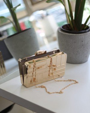 Kadın Gold Metal Asimetrik Çizgi Detaylı Abiye Çanta Kadın Gold Metal Asimetrik Çizgi Detaylı Abiye Çanta