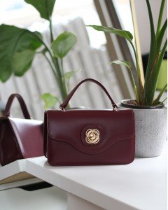 Kadın Bordo Gold Oval Toka Detaylı Yumuşak Deri El Omuz Çantası Kadın Bordo Gold Oval Toka Detaylı Yumuşak Deri El Omuz Çantası