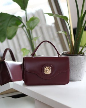 Kadın Bordo Gold Oval Toka Detaylı Yumuşak Deri El Omuz Çantası Kadın Bordo Gold Oval Toka Detaylı Yumuşak Deri El Omuz Çantası