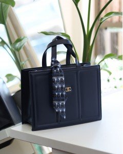 Kadın Lacivert Yumuşak Deri Büyük Boy Fular Detaylı Omuz Çantası Kadın Lacivert Yumuşak Deri Büyük Boy Fular Detaylı Omuz Çantası