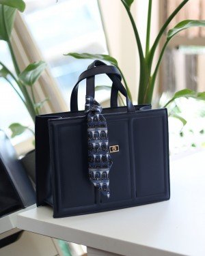 Kadın Lacivert Yumuşak Deri Büyük Boy Fular Detaylı Omuz Çantası Kadın Lacivert Yumuşak Deri Büyük Boy Fular Detaylı Omuz Çantası