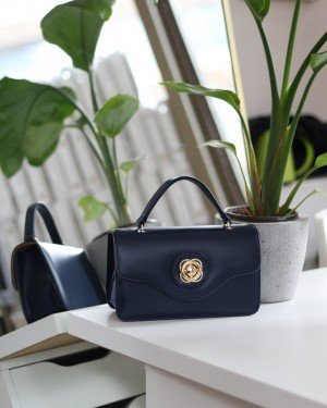 Kadın Lacivert Gold Oval Toka Detaylı Yumuşak Deri El Omuz Çantası