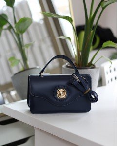 Kadın Lacivert Gold Oval Toka Detaylı Yumuşak Deri El Omuz Çantası Kadın Lacivert Gold Oval Toka Detaylı Yumuşak Deri El Omuz Çantası