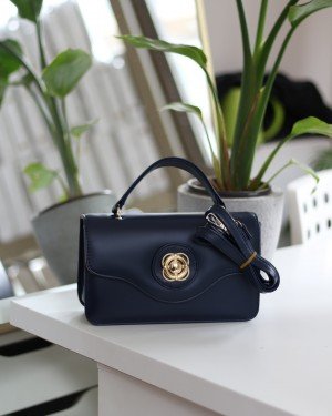 Kadın Lacivert Gold Oval Toka Detaylı Yumuşak Deri El Omuz Çantası Kadın Lacivert Gold Oval Toka Detaylı Yumuşak Deri El Omuz Çantası