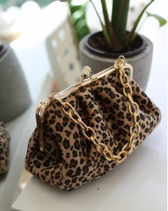 Kadın Leopar Bohça Formlu Zincir Detaylı Çanta Kadın Leopar Bohça Formlu Zincir Detaylı Çanta