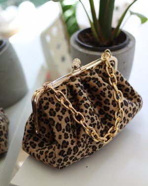 Kadın Leopar Bohça Formlu Zincir Detaylı Çanta Kadın Leopar Bohça Formlu Zincir Detaylı Çanta