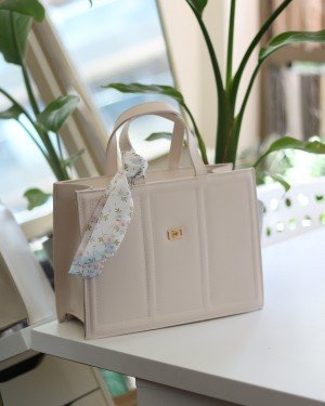 Kadın Krem Yumuşak Deri Büyük Boy Fular Detaylı Omuz Çantası Kadın Krem Yumuşak Deri Büyük Boy Fular Detaylı Omuz Çantası